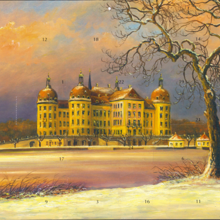 Der Adventskalender zeigt das Schloss Moritzburg aus südwestlicher Richtung in der Winterzeit. Der Schlossteich ist zugefroren und auf den Wiesen, Bäumen und den Dächern von Schloss Moritzburg liegt Schnee. Das Bild erinnert an die die tiefe Ruhe eines Wintertages in der idyllischen Landschaft von Moritzburg.